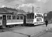 A helyes közlekedésre figyelmeztető villamoskocsi a Széll Kálmán téren a jobboldali közlekedésre való áttérés évében (1941)