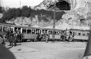 Hatalmas tömeg a villamoson a Szent Gellért térnél 1946-ban
