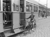 Biciklis veszi igénybe a villamos szolgálatait (1951)