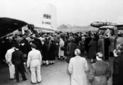 Magyarországi menekültek első csoportja egy angliai repülőtéren 1956. november 17-én. A szigetország 2500 disszidenst fogadott be.