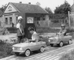 Mini KRESZ-park Moszkvics gyerekautókkal a Zrínyi utcai óvodában, Dombóváron, 1974. (Fortepan/Erky-Nagy Tibor)