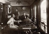 Az 1919. május–júniusban a Tanácsköztársaság hadseregének főparancsnoki vonatán utazó Stromfeld Aurél és Böhm Vilmos  mellől sem hiányozhatott a távíró (Forrás: MNM)