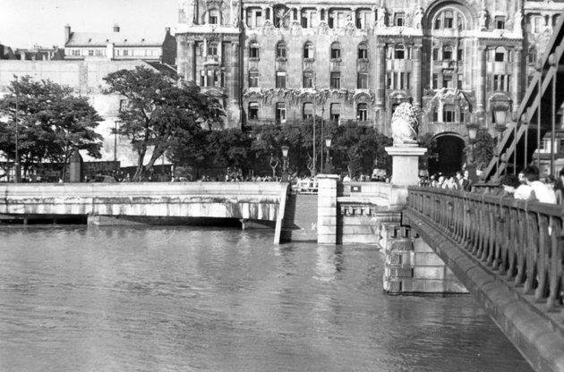 A Széchenyi Lánchíd pesti hídfője az 1965-ös árvízkor (kép forrása: Fortepan/Kovács László Péter)