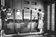 Jean Jennings Bartik (b) és Frances Bilas Spence (j) programozónők kezelik az ENIAC-ot
