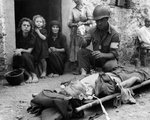 Egy amerikai szanitéc vérplazma-átömlesztést hajt végre egy katonán Szicílián, 1943.
