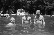 Veres Péter író (balra), úszósapkával Csoóri Sándor költő a harkányi gyógyfürdőben, 1962. (Fortepan/Hunyady József)