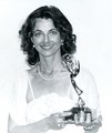Linda Moulton Howe a neki ítélt Emmy-díjjal, 1981.
