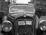 Mercedes taxi az Alagút utcában, jobbra a Pauler utca torkolata (1941)