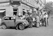 Teréz (Lenin) körút - Király (Majakovszkij) utca sarok. Renault Juvaquatre típusú taxi (1950)