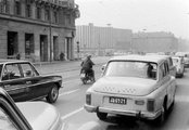 Warszawa típusú taxi a Rákóczi út - Nagykörút kereszteződésében, háttérben a Corvin Áruház (1968)