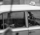 Egy taxis pihen Polski Fiatjában (1971)