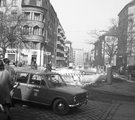 Lada taxi áll Böszörményi úton (az Ugocsa utca sarkától a Nagyenyed utca felé nézve) 1977-ben