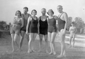 Pózoló strandolók, 1930. (Fortepan/Fortepan)