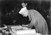 Nehru aláírja India alkotmányát