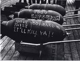 „Hallottad ezt? Meg fog ölni” Kilövésre váró robbanószerkezetek egy amerikai hajó fedélzetén a tarawai csata alatt (1943) <br /><i>John Florea/Steven Kasher Gallery</i>