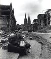 Német nő batyuival a lebombázott Kölnben (1945 márciusa) <br /><i>John Florea/Steven Kasher Gallery</i>