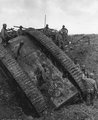Felborult német tankot vizsgáló amerikai katonák (1944. november 24.) <br /><i>John Florea/Steven Kasher Gallery</i>