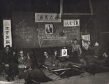 „Pokolba a császárral” - olvasható a táblán. Mosolygós amerikai katonák a csendes-óceáni hadszíntéren <br /><i>John Florea/Steven Kasher Gallery</i>