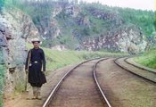A transzszibériai vasút egyik munkása áll a sínpár mentén valahol Uszty-Katav város mellett (1911)