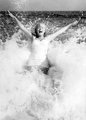 Marilyn Monroe a strandon ugrál 1957-ben (Amagansett, New York)