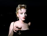 Marilyn Monroe egy itallal a kezében