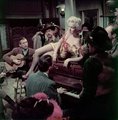 Marilyn Monroe egy zongora tetején „A folyó, ahonnan nincs visszatérés” című filmben.