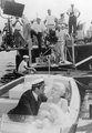 Marilyn Monroe és Tony Curtis egy csónakban a Van, aki forrón szereti című film forgatásán 