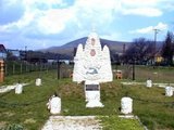 3. kép. A kosdi milleniumi emlékmű a két világháború közötti irredenta szimbolikával (Forrás: a szerző felvétele)