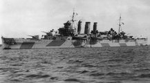 HMS Devonshire brit nehézcirkáló 30-50 tengeri mérföldre haladt el a csata helyszínétől, de nem segített a bajba jutottakon