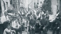 Az első megbízásainak egyike, 1878 (Gaudí a kép közepén, kalap nélkül)