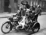 Önfeledt csoportos motorozás, 1923. A biztonságra még nemigen gondoltak.