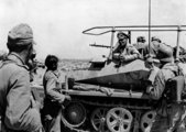 Rommel páncélozott parancsnoki járművében Tobruknál, 1942 júniusában