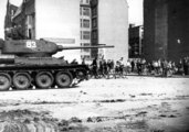 Szovjet páncélos Kelet-Berlin utcáin