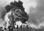 Egy kamikaze támadása egy amerikai repülőgép-hordozó ellen