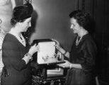 Doña Carmen Polo de Franco nászajándékot ad át Doña Fabiola de Mora y Aragón spanyol nemesasszonynak I. Baldvin belga királlyal való házassága alkalmából, 1960 decemberében