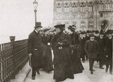 Andrássy Gyula távozik a parlamentből a feloszlatás után (1906)