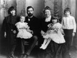 A Hemingway család 1905-ben, a kép jobb szélén Ernest Hemingway
