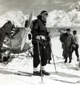 Több mint száz évvel később, 1953-ban Sir Edmund Hillary, új-zélandi hegymászó jutott fel elsőként a Mount Everest csúcsára