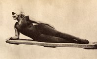 A fürdőruha evolúciójának előrehaladottabb változata, a testhez simuló úszódressz