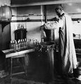 Pasteur kísérleteit végzi saját laboratóriumában