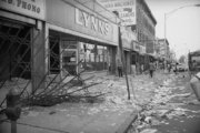 Kifosztott boltok látványa – New York a rablók martalékává vált