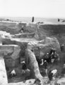 Max Mallowan (baloldalt az előtérben, háttal) felügyeli egy 2500 éves asszír erődítmény feltárását az iraki Nimrudnál