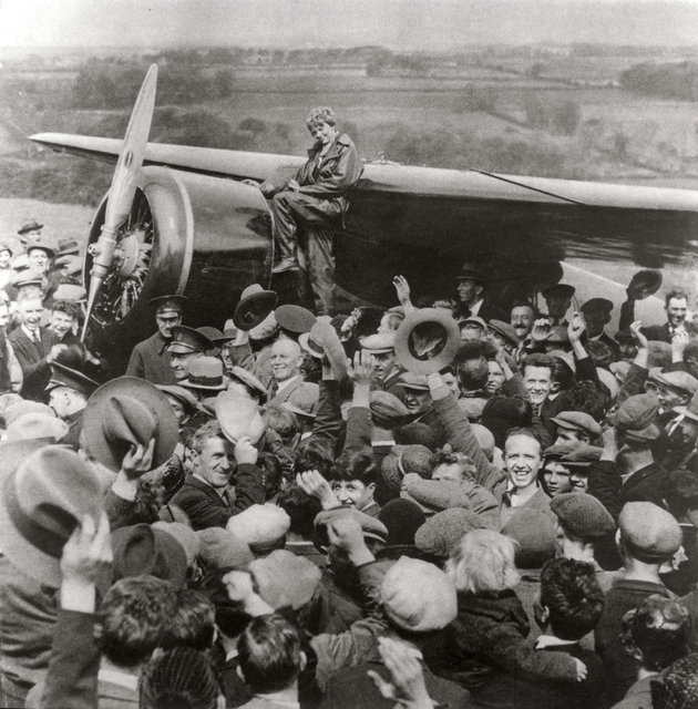 Amelia Earhartot élteti az összesereglett közönség
