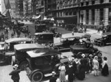 Sűrű forgalom a New York-i 42. utca és a Madison sugárút kereszteződésében, 1917.