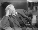 Vacsora után szundító férfi, 1930 körül.