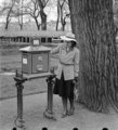 Hölgy egy budapesti postaládánál az 1940-es évek elején.