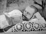 Olvasva kikapcsolódó férfi 1920 körül