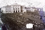 Szentes, Kossuth tér, Vármegyeháza és előtte az artézi-kút (1900 körül)