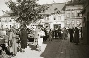 A soproni kisvárkerület, piac, jobboldalt a mára lebontott Húscsarnok épülete (1939)