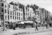 Széll Kálmán tér, ideiglenes piac a Vérmező utca épületeivel (1945)